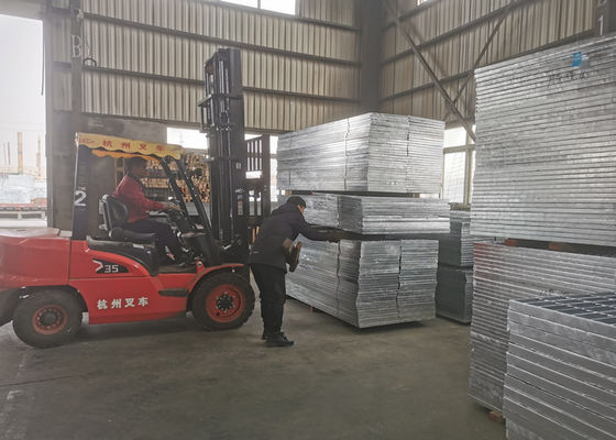 Karbon Çelik Q235 Podyum Çelik Izgara 75x10mm Korozyon Önleyici