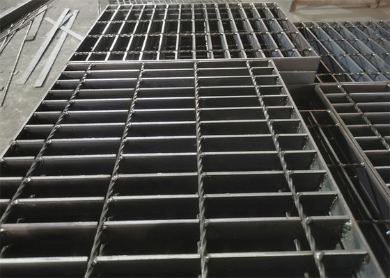 Stadyum Drenajları İçin Kaymaz Düşük Karbonlu Çelik Izgara Plakası 65x5mm