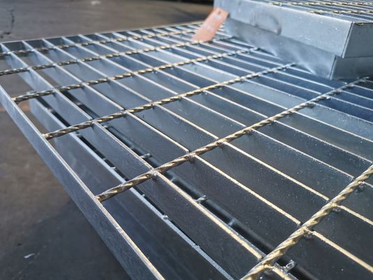 Driveway Walkway için 32x3mm Galvanizli Çelik Izgara Plaka Swage Kilitli