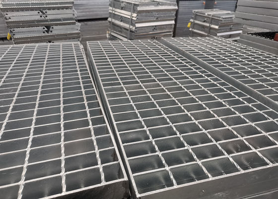 Tırtıklı 30 * 100mm Sıcak Daldırma Galvanizli Çelik Izgara Yüksek Mukavemet