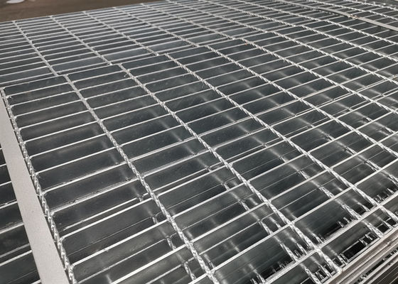 Tırtıklı 30 * 100mm Sıcak Daldırma Galvanizli Çelik Izgara Yüksek Mukavemet